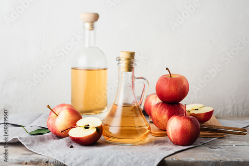 Leinwand Poster Apple cider vinegar and apples.