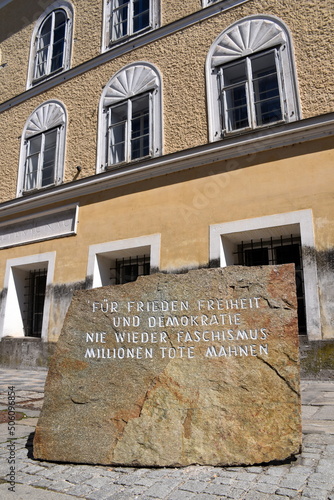 Mahnmal vor dem Geburtshaus von Adolf Hitler  photo