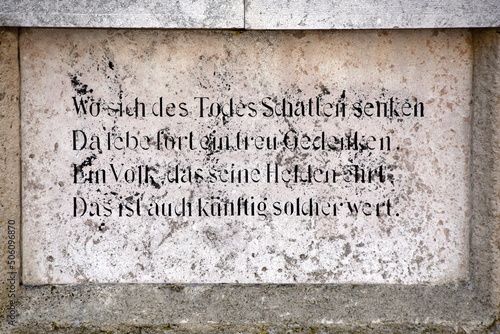 Gedenkplatte für die Gefallenen des Ersten Weltkrieges an der Außenfassade der Stadtpfarrkirche St. Stephan