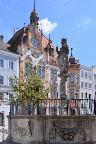 Rathaus von Braunau am Inn mit Statue des Fischerbrunnens im Vordergrund