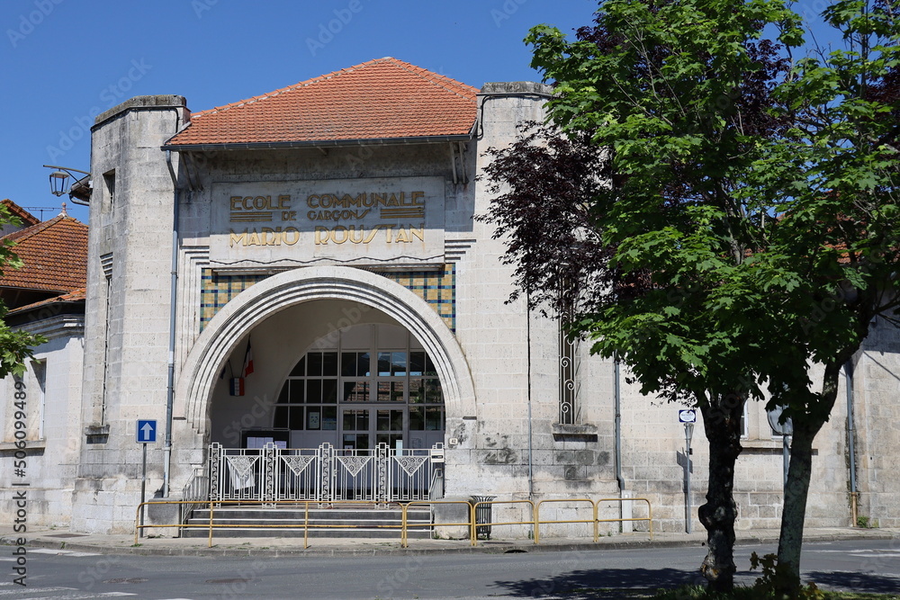 L'école primaire Mario Roustan, vue de l'extérieur, ville de Angouleme, département de la Charente, France
