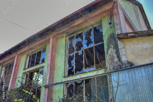 Industriegelände, Halle, verlassen, Lost Place, Betriebsgebäude, Haus, Fenster, Fensterfront, Scheibe, Scheiben, Fensterscheiben, eingeschlagen, kaputt, gebrochen, Splitter, verwahrlost, heruntergekom