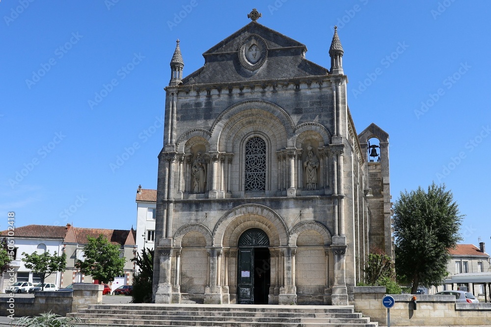 L'église Saint Cybard, de style neo roman, vue de l'extérieur, ville de Angouleme, département de la Charente, France
