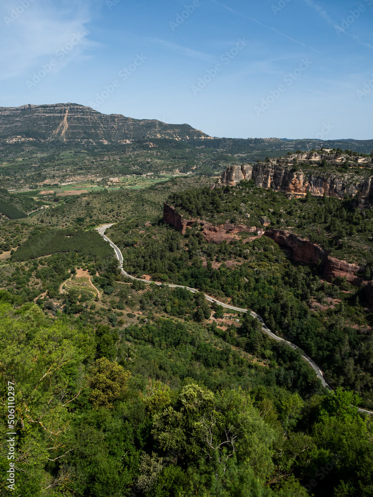 imagen de la montaña del Montseny visto des de Siurana con una carretera en la parte inferior