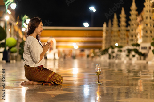 Fotografia Portrait asian woman to paying respect to Buddha statue at Wat Suthat Thepwarara