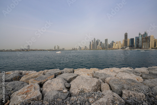 Sandsturm über Dubai Marina Skyline blau-gelber Himmel