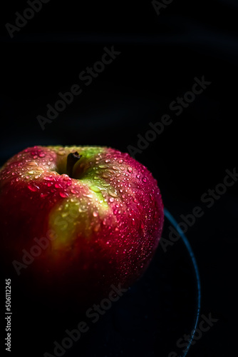 Jabłko i krople wody
