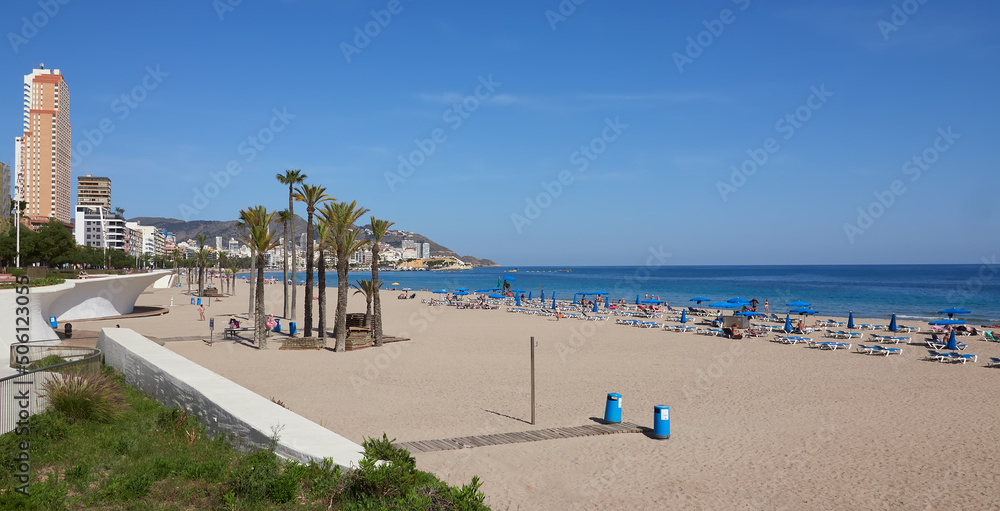 Benidorm, personas en la playa de poniente, relajándose en el mar mediterráneo y la arena blanca.