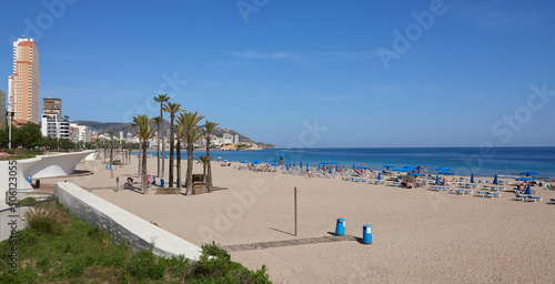 Benidorm, personas en la playa de poniente, relajándose en el mar mediterráneo y la arena blanca.