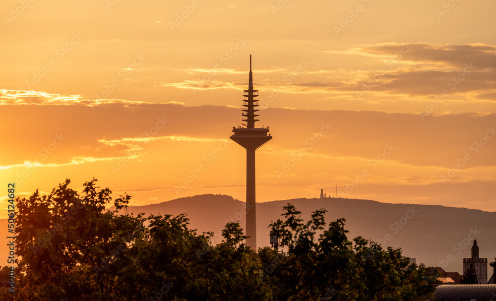 Europaturm (Fernsehturm) in Frankfurt beim Sonnenuntergang, Silhouette