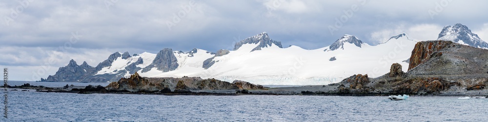Panorama Foto - raue Natur, Eis Gletscher und Felsformationen bei Half Moon Island auf den Süd-Shettland-Inseln vor der Antarktis