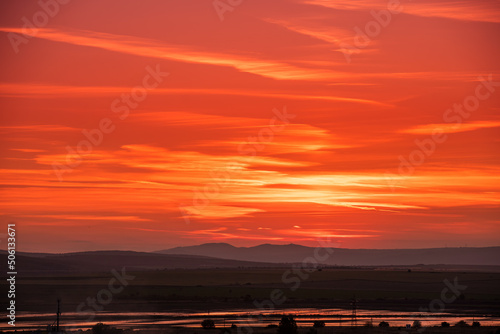 Czerwony zachód słońca. Krajobrazy z Bułgarii. Widok na zachodzące słońce na tle gór.