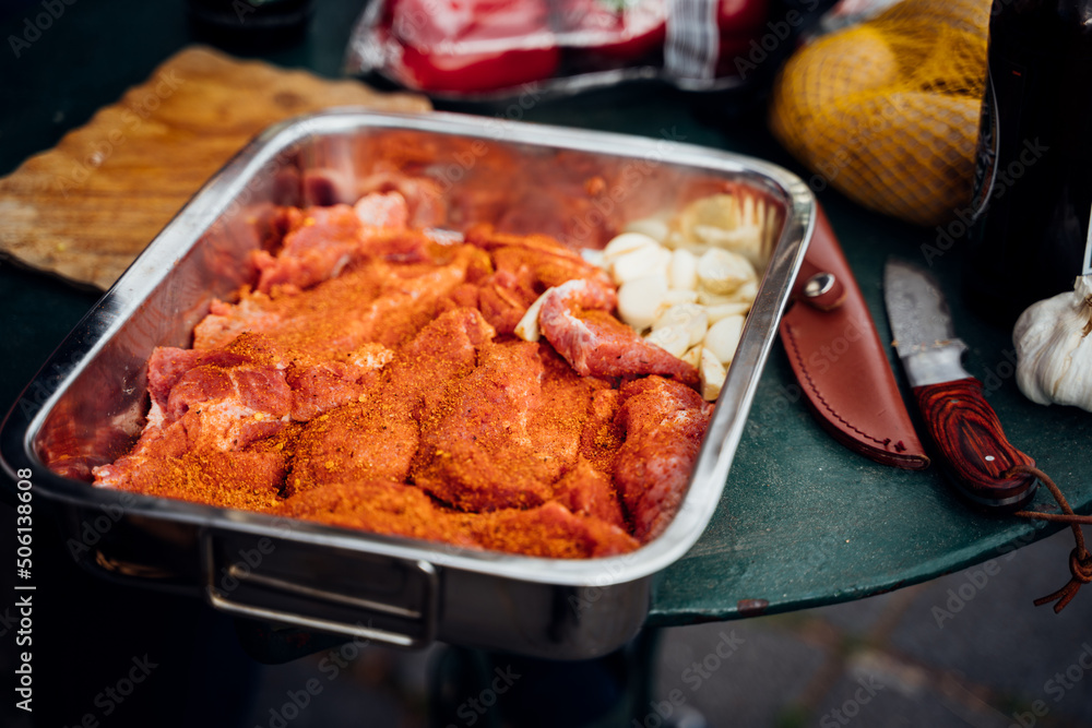Mariniertes Schweinefleisch in einer Edelstahl Schale bereit zum Grillen. Vorbereitung Barbecue Mariniertes Schweinefleisch in einer Edelstahl Schale bereit zum Grillen. Vorbereitung Barbecue