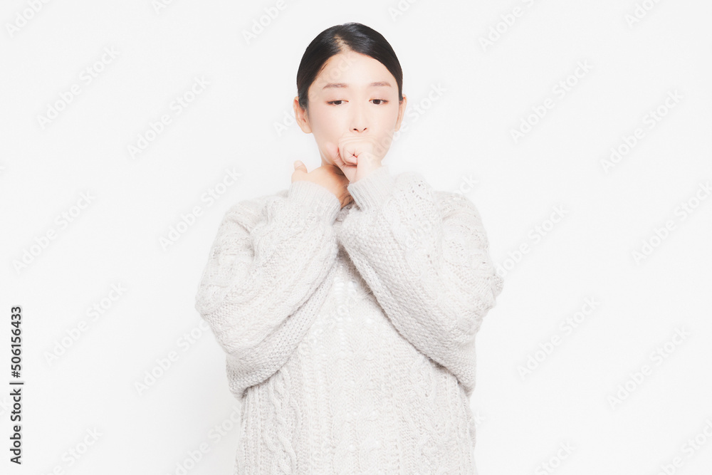 喉に手を当てている主婦 喉に手を当てている主婦