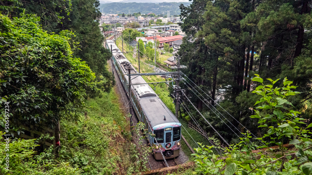 Fototapeta premium 峠に向かう車両