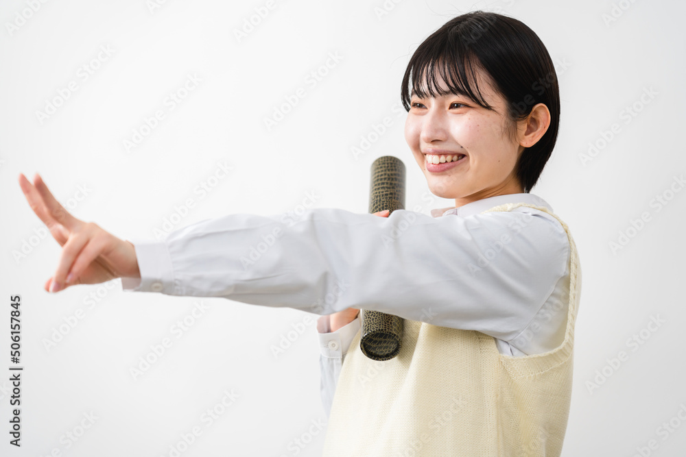 卒業をする女子高校生 卒業をする女子高校生