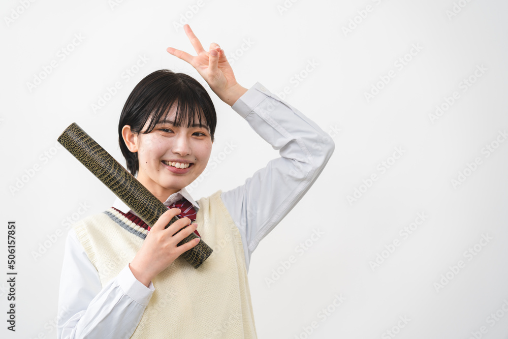 卒業をする女子高校生