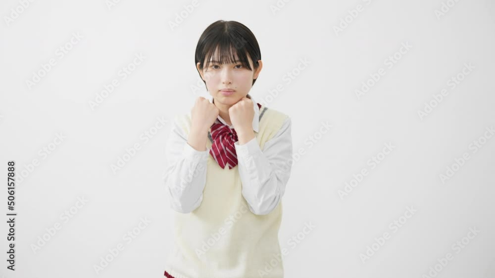 パンチをする女子高校生 パンチをする女子高校生
