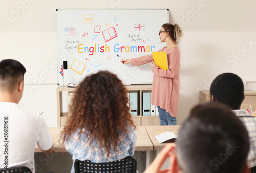 Students studying English g...