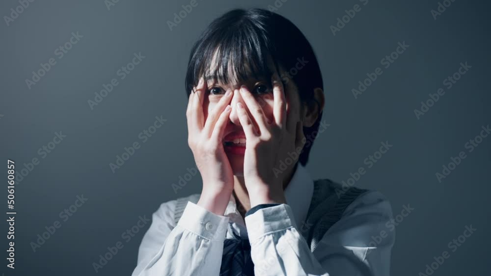 手で顔を覆う女子高校生 手で顔を覆う女子高校生