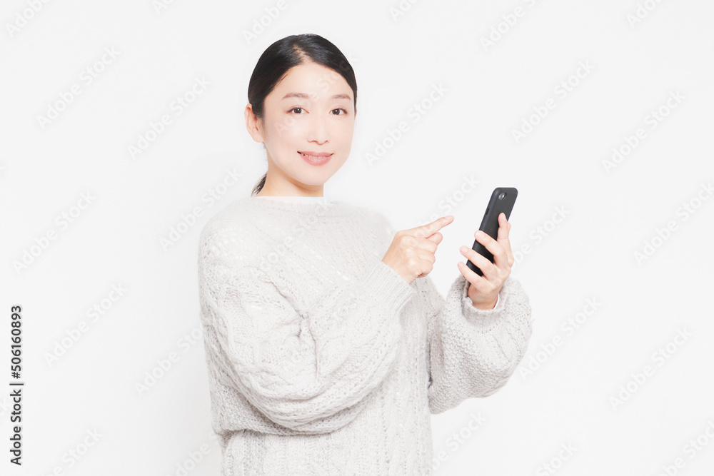 スマホを操作している主婦 スマホを操作している主婦