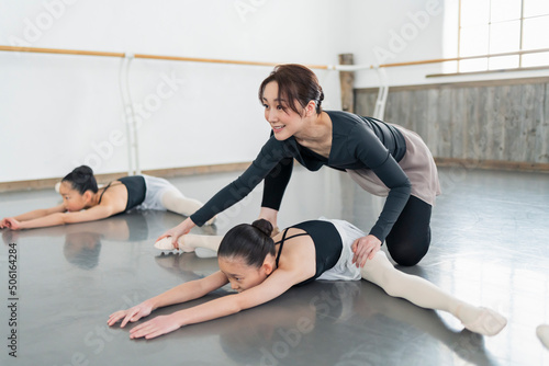 バレエ教室 講師と子供