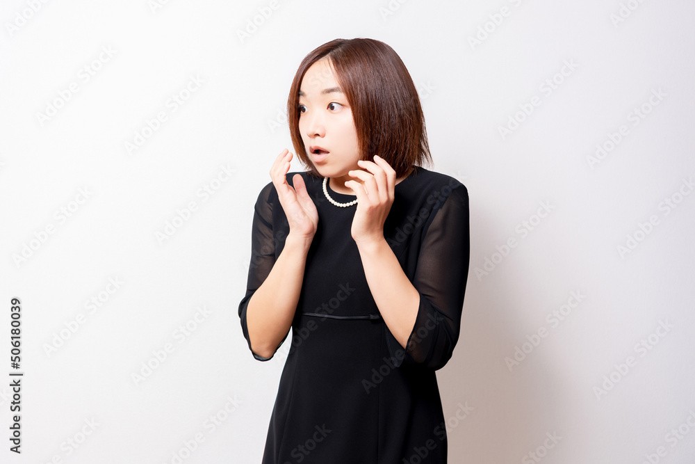 驚いている喪服を着ている女性 驚いている喪服を着ている女性
