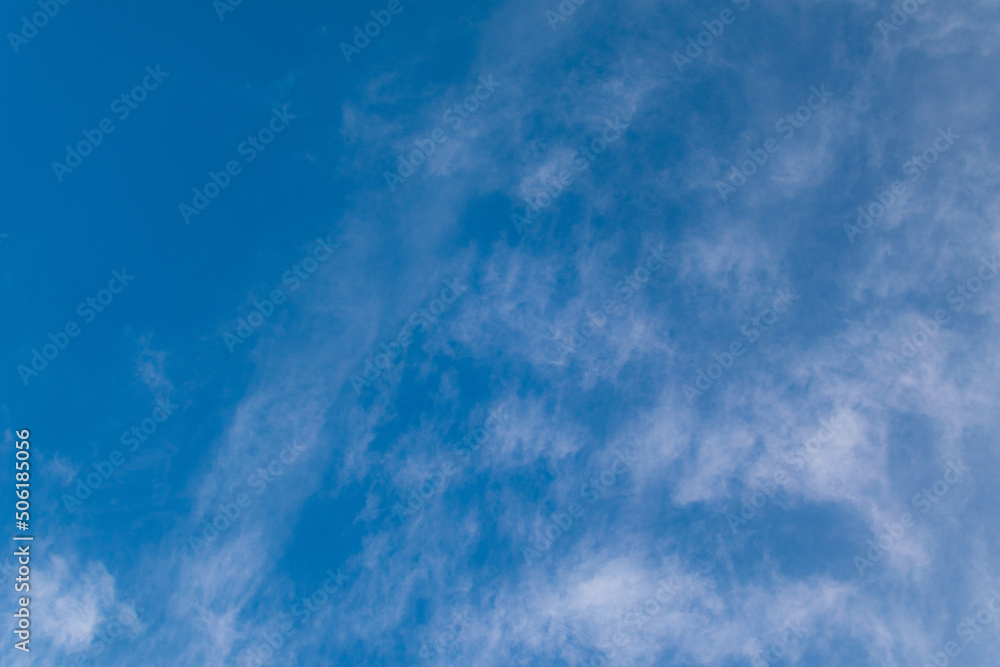 きれいな青空と雲　グラデーション　壁紙イメージ　日本　空　背景素材