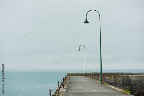 Cancale - lampadaires sur jetée © Anthony SEJOURNE