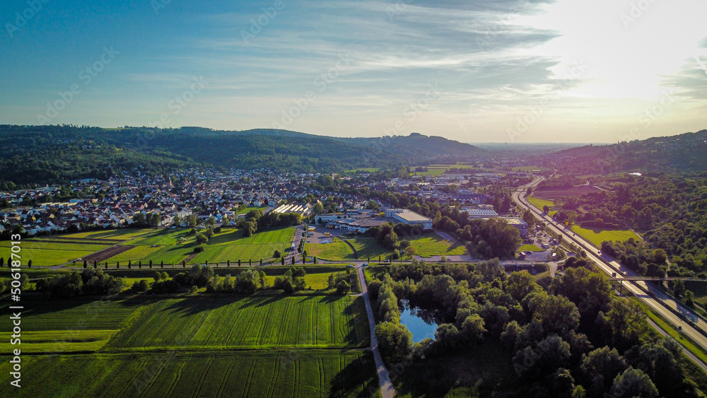 Drohnenaufnahme Remstal mit Blick auf Winterbach bei Sonnenuntergang 