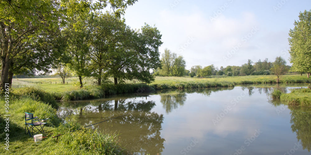 Fototapeta premium emplacement de pêche au bord de la Saône au printemps