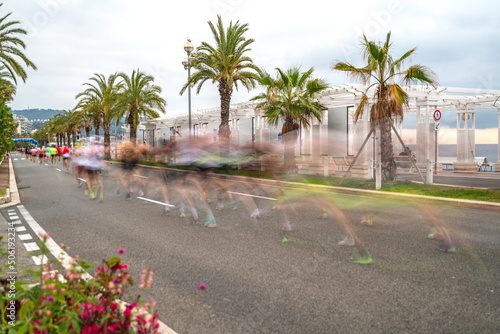 Passage de coureurs à pied lors d'un semi marathon avec un effet de filé sur la promenade des anglais à Nice sur la Côte d'Azur
