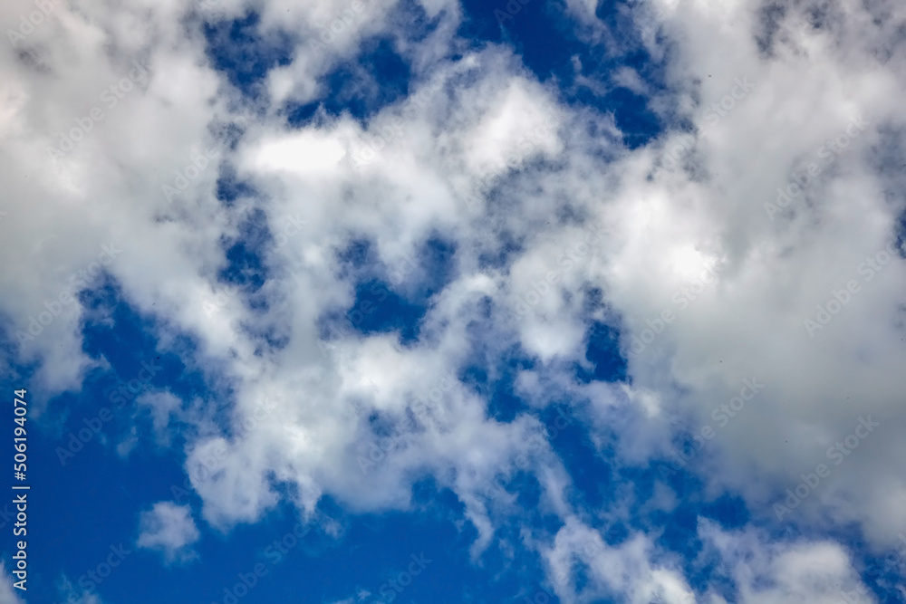 Obraz premium Beautiful white clouds on blue sky