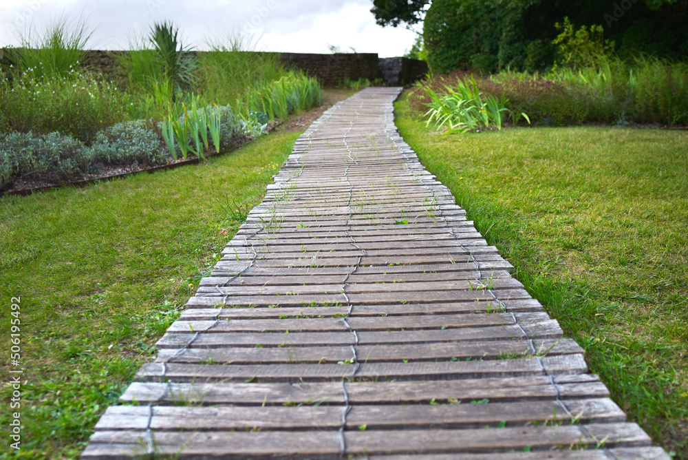 allée de jardin en bois