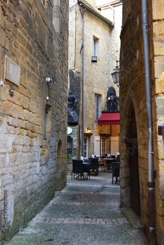 ruelle et restaurant © Anthony SEJOURNE