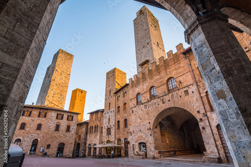 Fototapeta Naklejka Na Ścianę i Meble -  street view of san gimignano medieval town, Italy