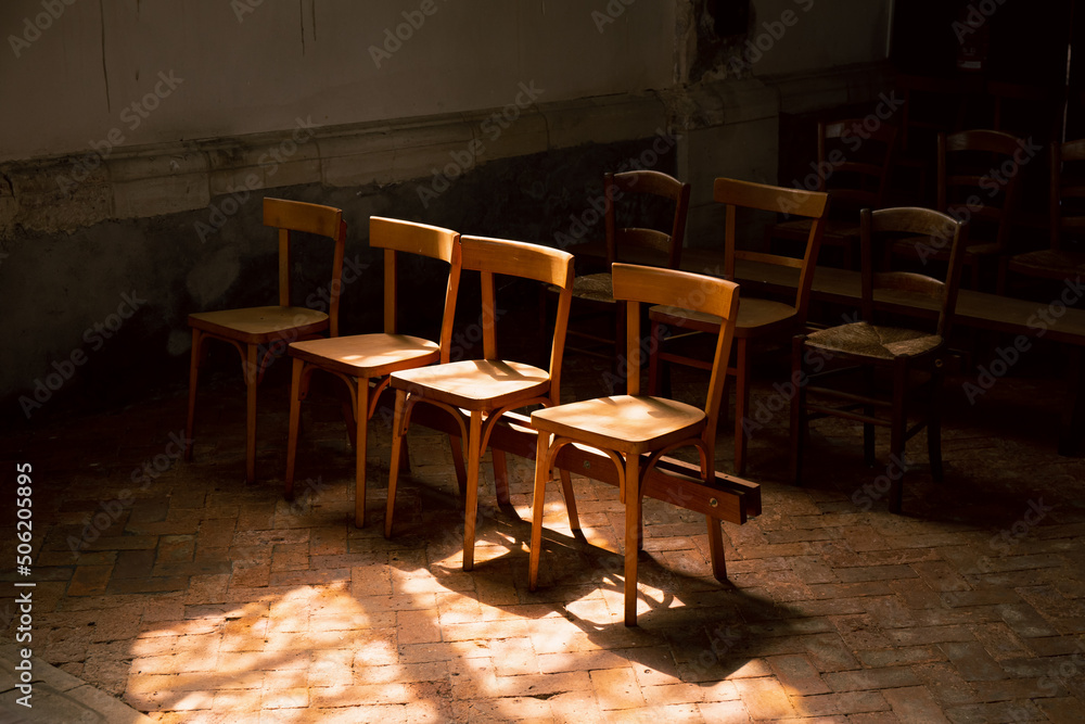 Vieilles chaises en bois à l'intérieur d'une église. Vieilles chaises en bois à l'intérieur d'une église.