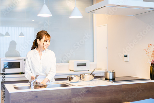 おうちのキッチンで料理をする主婦
