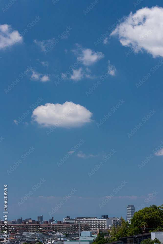 Obraz premium 夏の名古屋市の街並みの風景と綺麗な青空