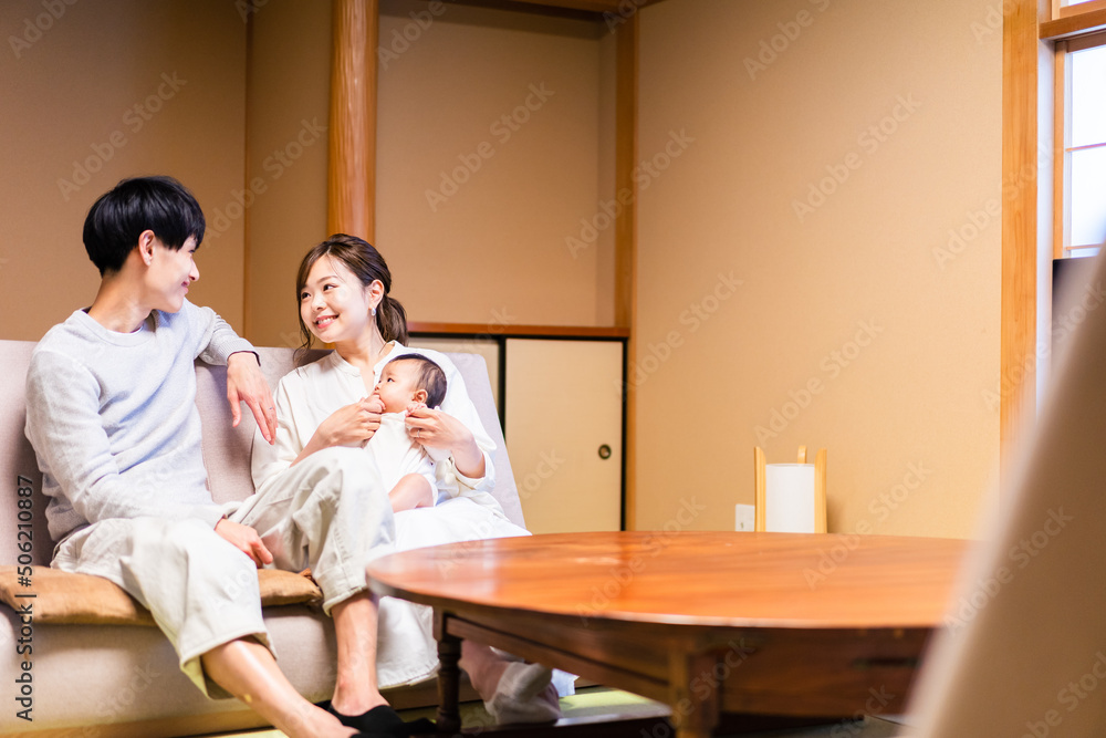 赤ちゃんとレジャーに出かけるファミリー 赤ちゃんとレジャーに出かけるファミリー
