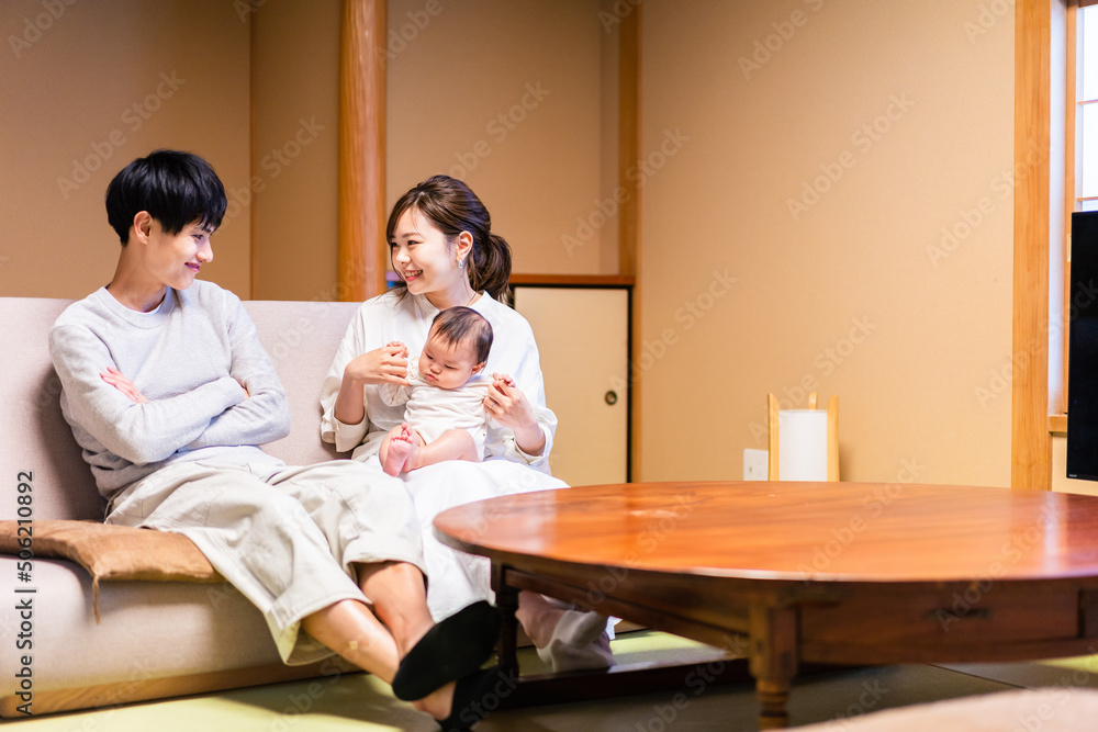 Obraz premium 赤ちゃんとレジャーに出かけるファミリー