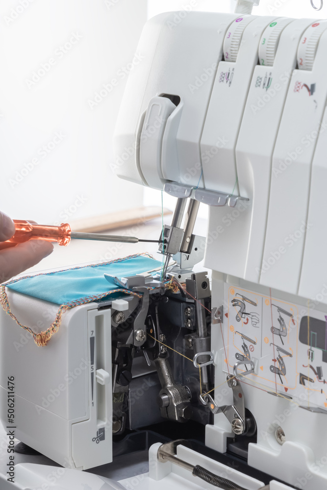 Repair and adjustment of a sewing machine or overlock with a screwdriver