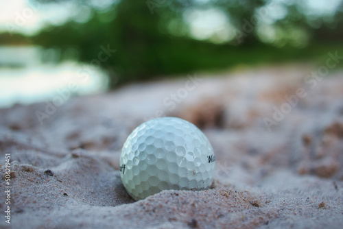 Golfball im Sand