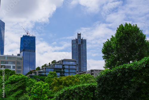 東京の赤坂9丁目で見える青空と建物