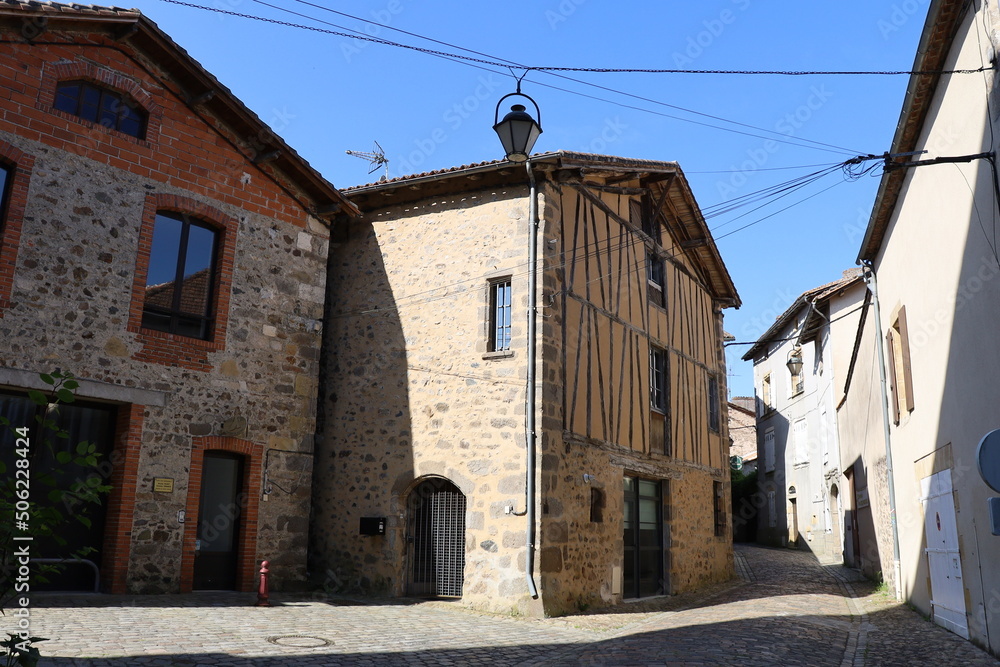 Rue typique, ville de Confolens, département de la Charente, France