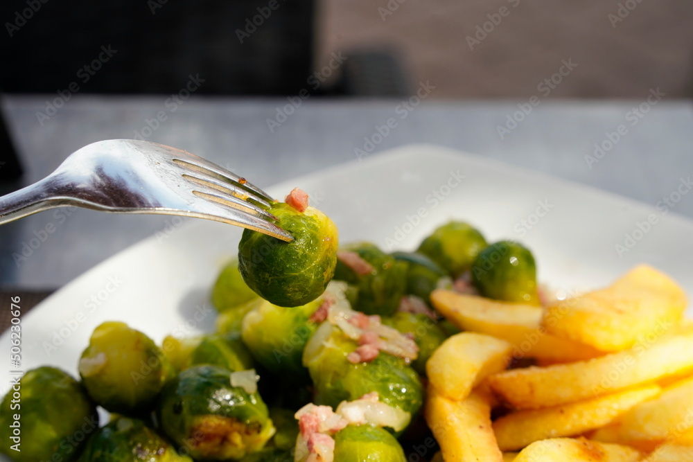 Rosenkohl auf Gabel mit Pommes Frites