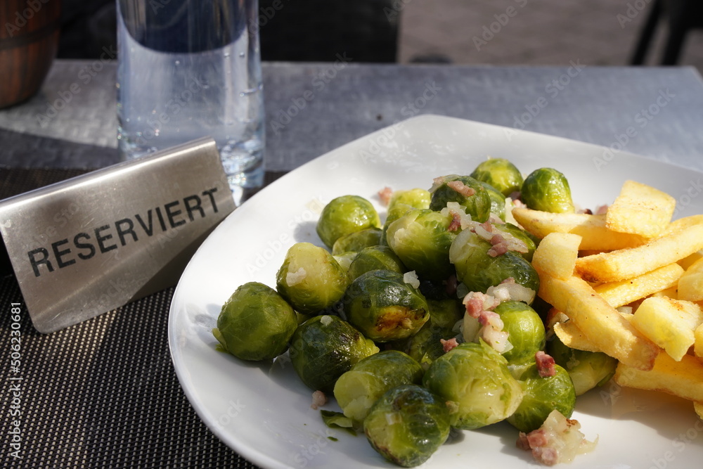 Reserviert mit Rosenkohl und Pommes