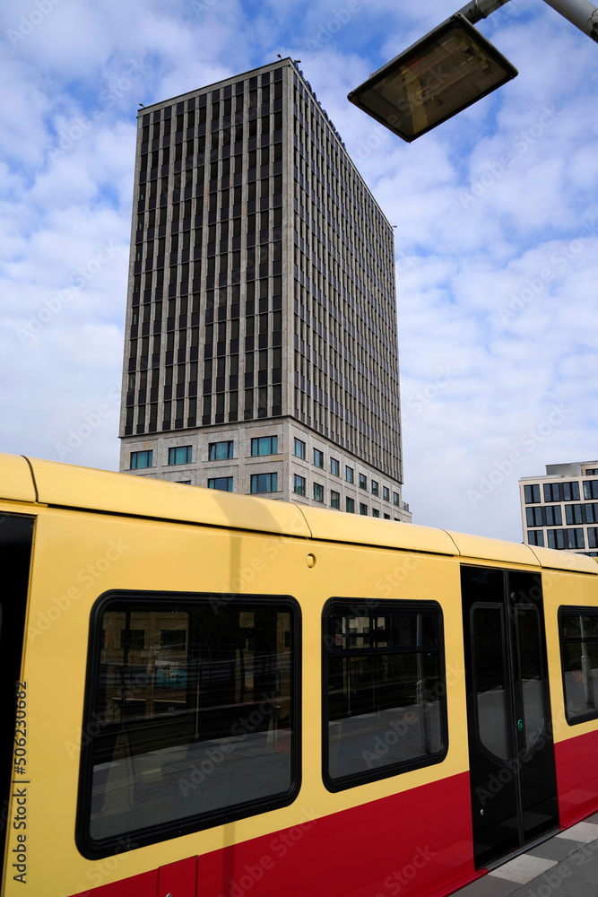S Bahn vor Hotelhochhaus