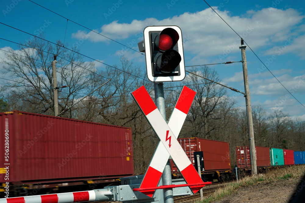 Andreaskreuz Bahnübergang und Güterzug