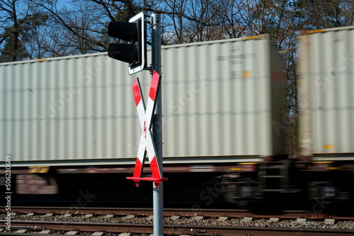 Obraz na płótnie Bahnübergang mit Andreaskreuz und Güterzug w salonie